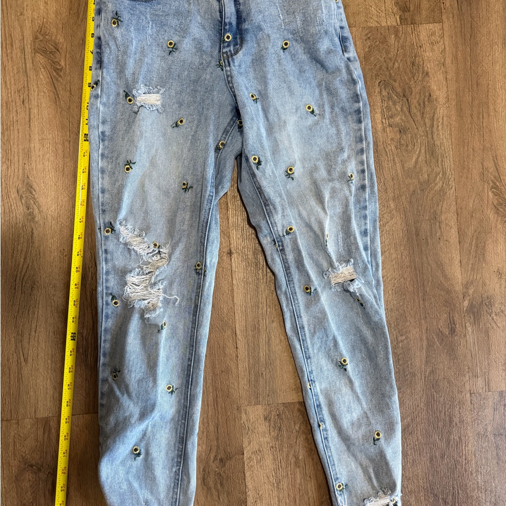Tinseltown Light Blue Boyfriend Jeans With Sunflower Accent